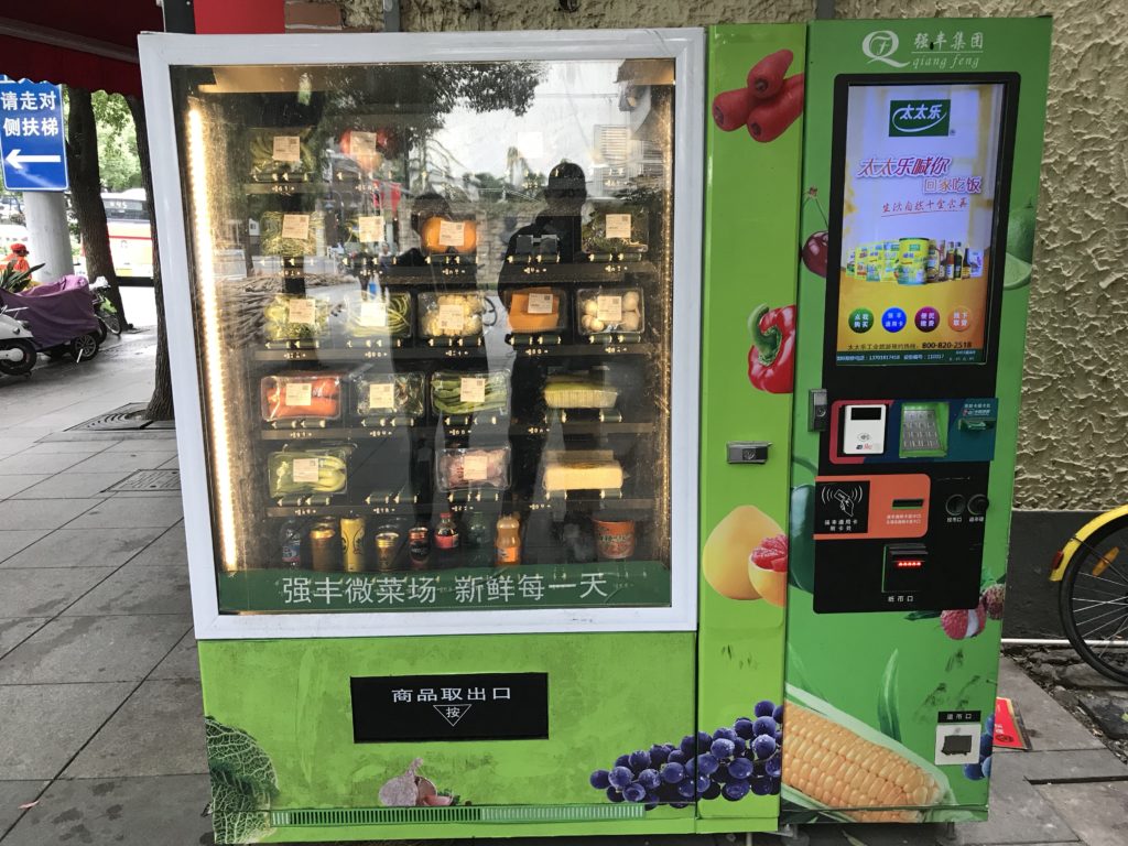 Maquinas automáticas para comprar verduras Máquina com alimentos embalados em algum local na China