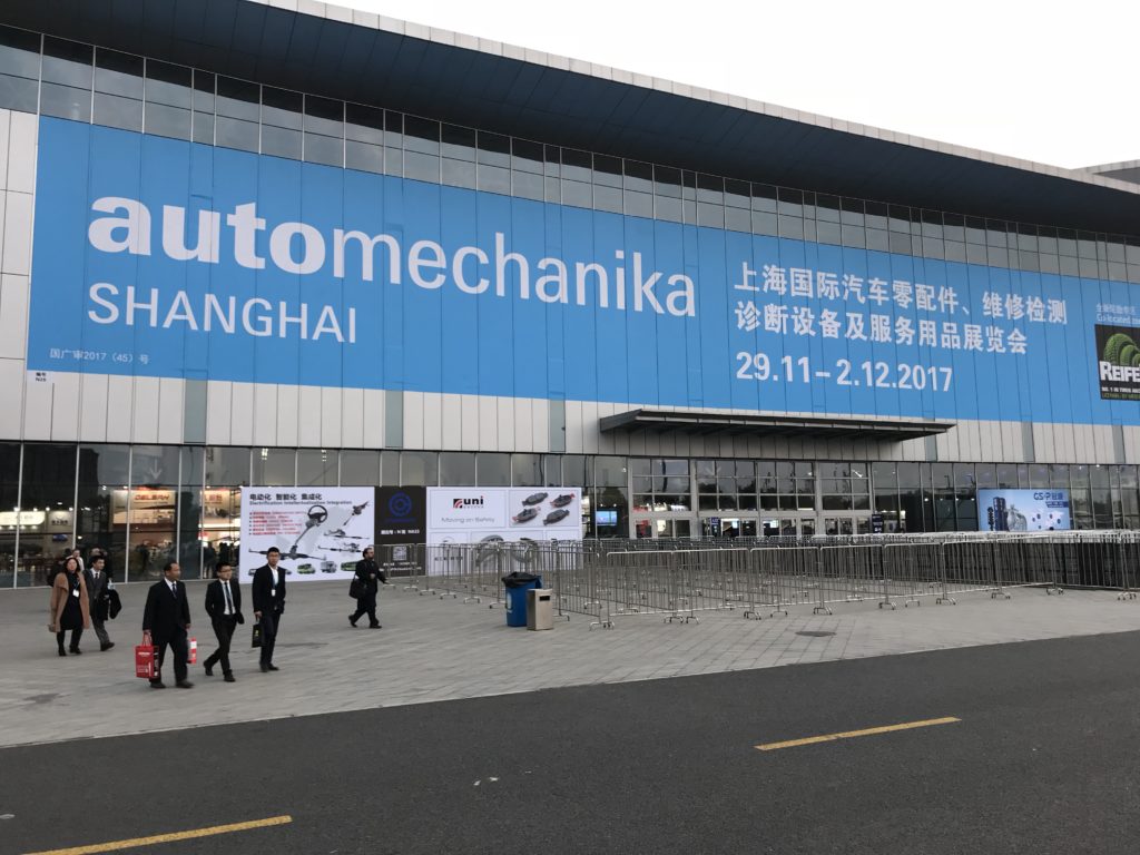 A maior feira de autopeças da China Fachada externa de prédio onde acontece feira na China
