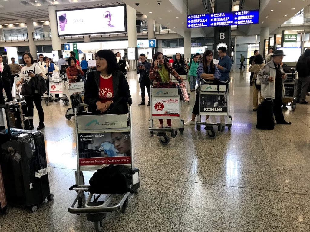 10 Dicas para uma viagem de compras na China Passageiros em aeroporto na China
