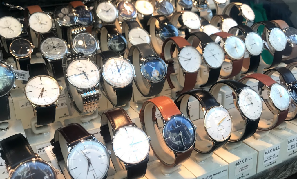 Como pagar uma importação? Dezenas de relógios em exposição para venda