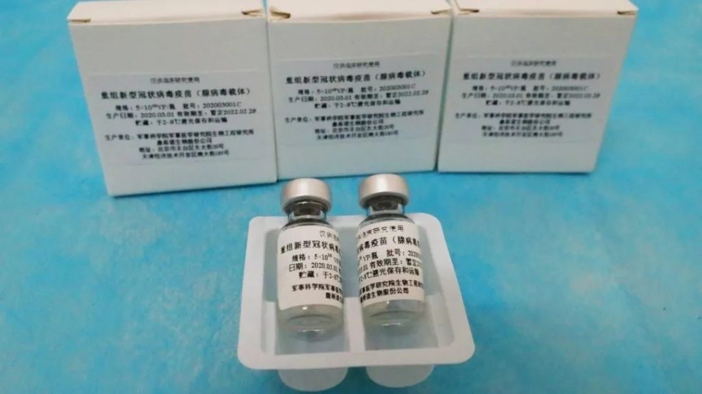 Uma caixa com três tipos diferentes de injeções em um fundo azul. As vacinas dentro da caixa fazem parte dos esforços chineses para combater a Covid-19 e serão distribuídas aos países necessitados.
