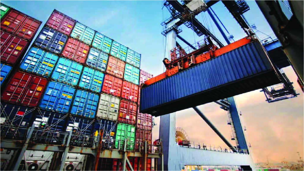 Um guindaste levanta um contêiner em um porto, mostrando o processo de Importação em Container Compartilhado.