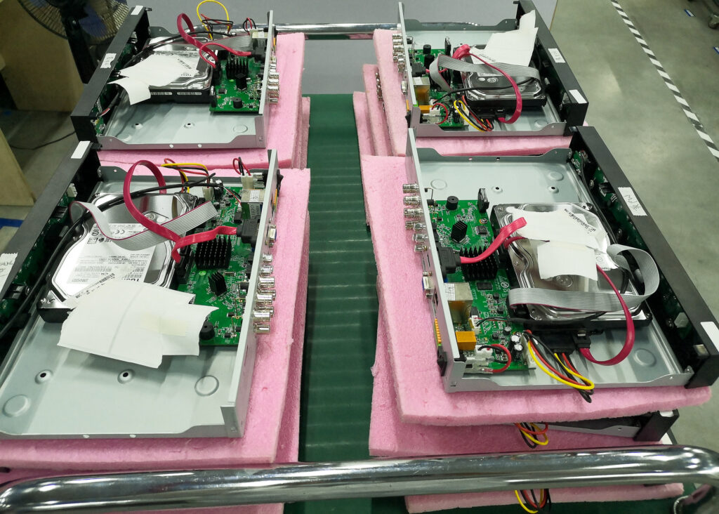 Um monte de componentes eletrônicos sobre uma mesa de uma fábrica, compreendendo as limitações de pagamento.