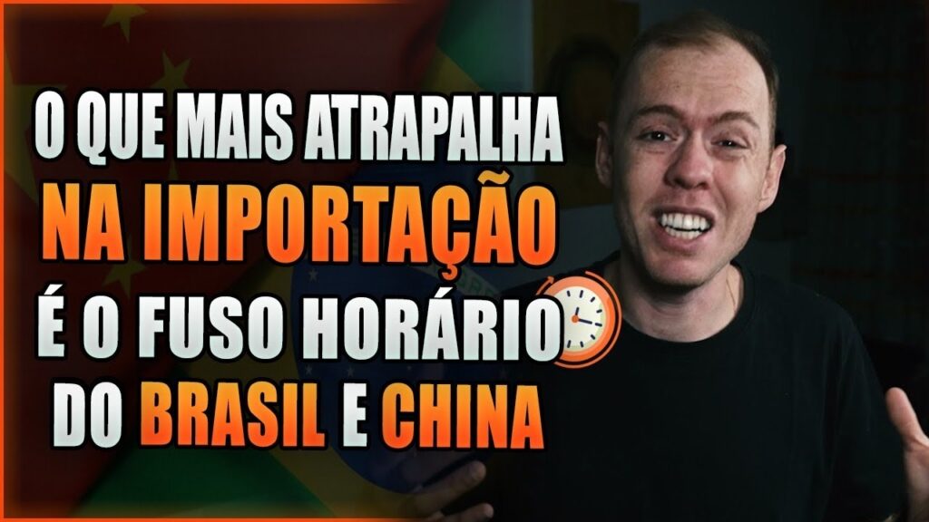 Um homem está diante de uma bandeira com os dizeres 'importa do fuso horário do Brasil' enquanto discute dicas para uma importação bem-sucedida.