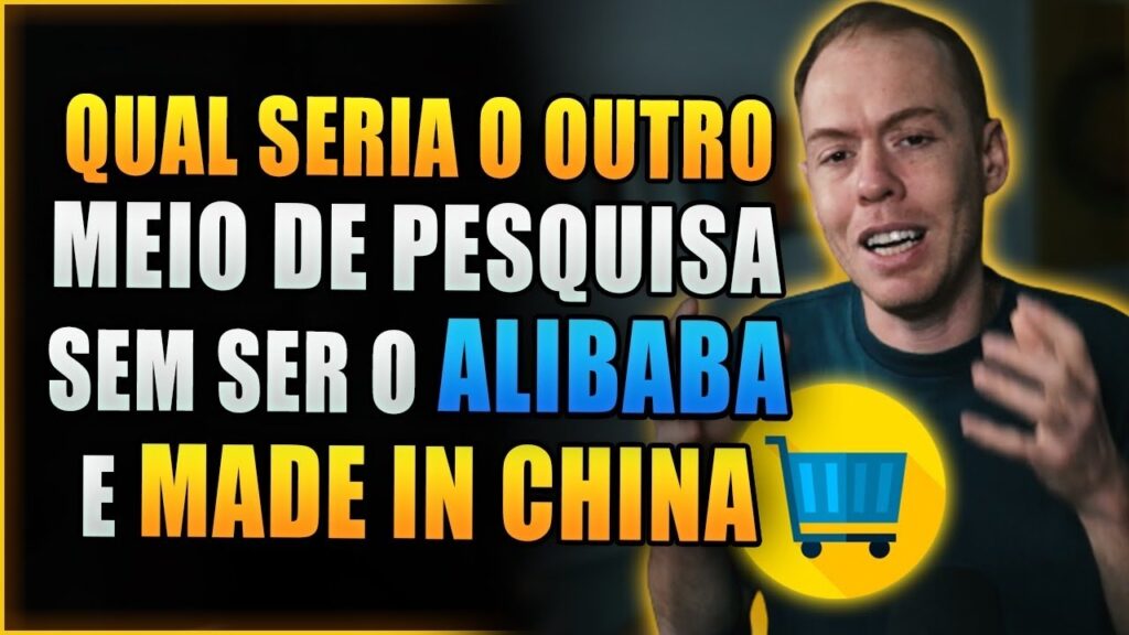 Um homem está diante de uma tela com as palavras “Alibaba Made in China”.