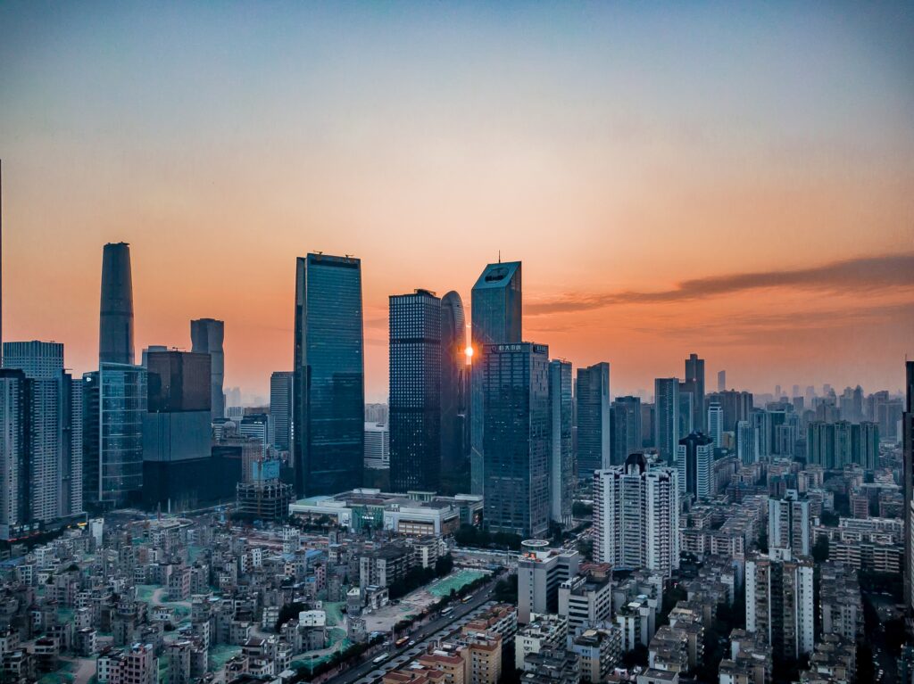 Horizonte de Xangai ao pôr do sol durante a Feira de Cantão 2023, o maior evento de negócios da Ásia.