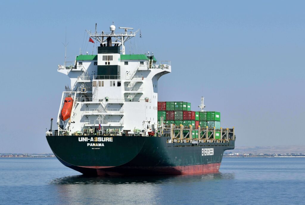 Um grande navio porta-contêineres transportando mercadorias importadas na água.