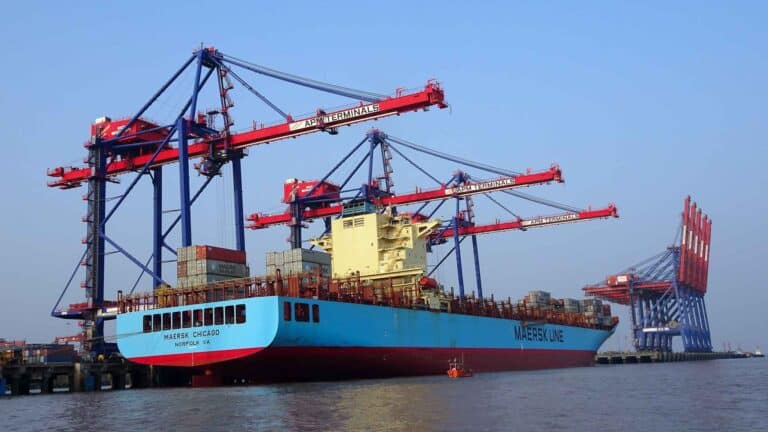 Em 2024, um grande navio de carga atracou no porto, enquanto guindastes vermelhos e azuis descarregavam incansavelmente contêineres marcados para importação. A operação ocorreu sem problemas, uma prova da expertise e do comprometimento da equipe com o sucesso.
