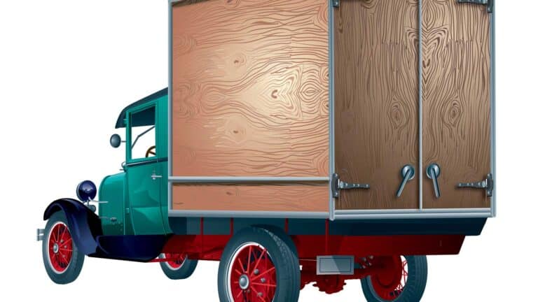 Um caminhão verde vintage com rodas vermelhas e uma grande caixa de carga de madeira na traseira cria uma peça de decoração única, perfeita para entusiastas de importações artesanais.