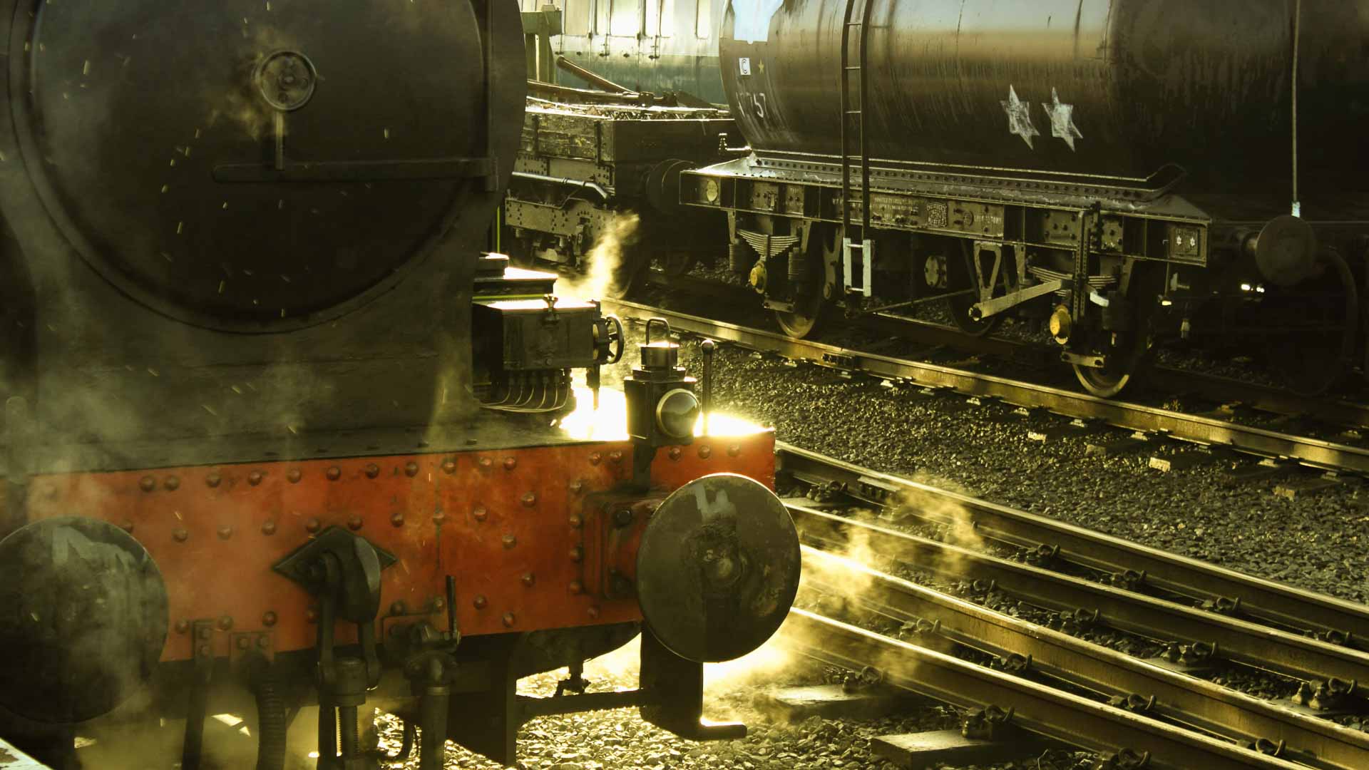 Uma locomotiva a vapor avança ruidosamente pelos trilhos da ferrovia, liberando nuvens de vapor enquanto os vagões se aquecem na luz quente do sol. É uma reminiscência da dança intrincada entre as commodities de importação da China e as indústrias locais de gravatas, cada uma criando uma tapeçaria de história e progresso.