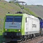 A locomotiva Captrain verde e branca puxa um trem de carga pela paisagem dos vinhedos, deslizando por baixo de fios elétricos. Observar sua jornada parece tão tranquilo quanto navegar regulamentações de importação enquanto garante que seu negócio funcione sem problemas.