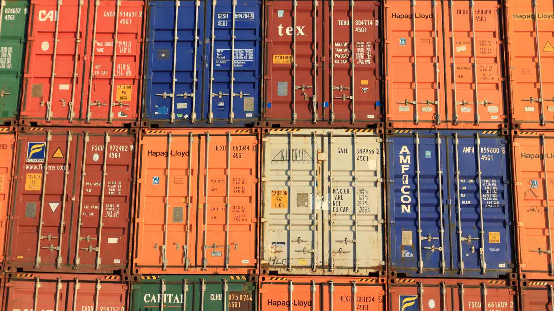 Contêineres de transporte coloridos empilhados com vários logotipos de empresas e números de identificação estão prontos para exportação, exibindo a melhor forma de organização. Perfeito para aqueles que buscam pesquisar na China de forma eficiente.