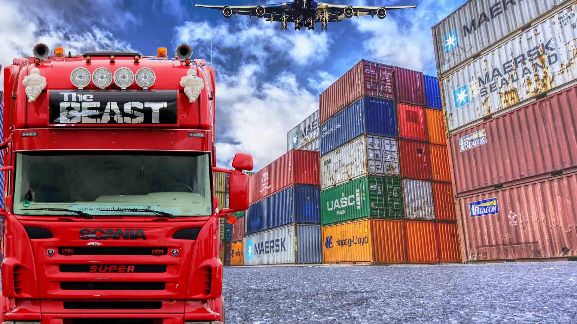 Caminhão vermelho com a etiqueta "The Beast" e contêineres de transporte empilhados em primeiro plano destacam as vantagens da importação. Um avião, símbolo do rápido comércio internacional, voa sobre a cabeça contra um céu azul.