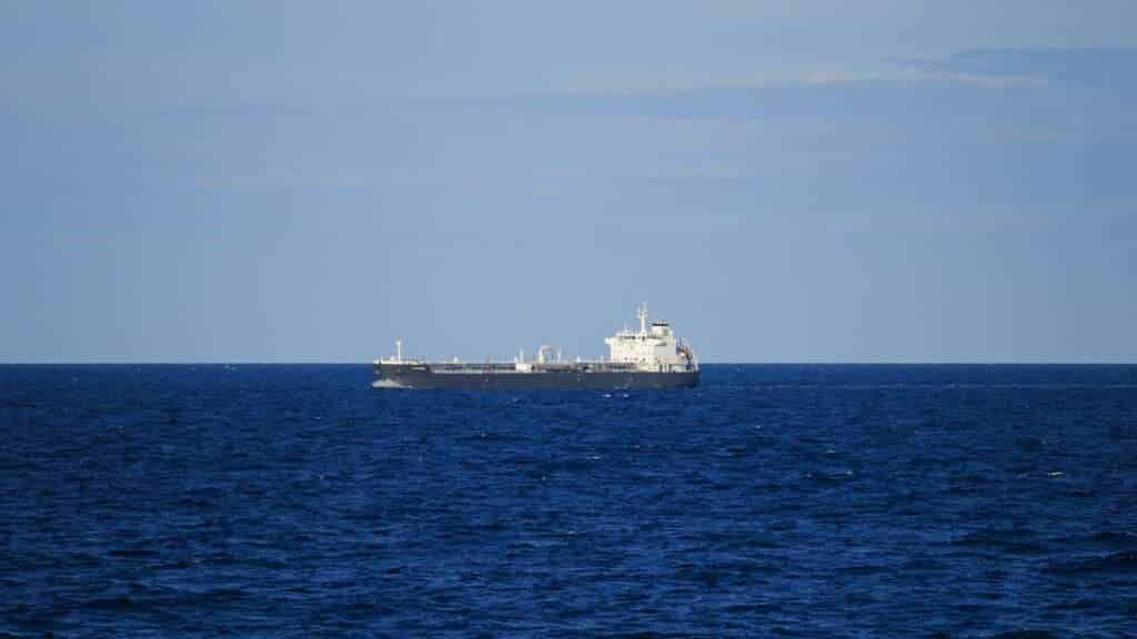 Em 2025, um grande navio de carga navega em mar aberto sob um céu azul claro, representando confiança e confiabilidade em seus fornecedores.