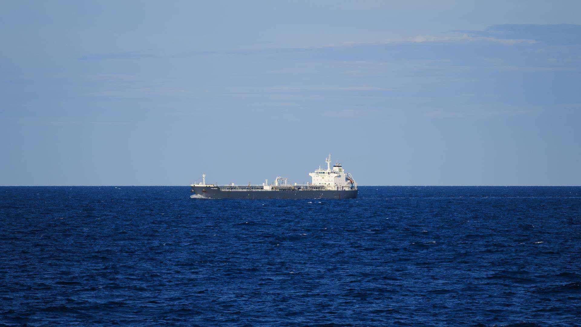 Em 2025, um grande navio de carga navega em mar aberto sob um céu azul claro, representando confiança e confiabilidade em seus fornecedores.