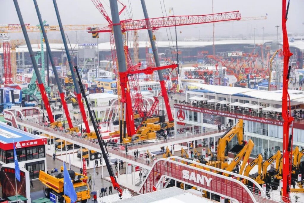 A feira bauma CHINA reúne as principais inovações para o setor de construção e mineração, e nós estamos aqui para apoiar empresas brasileiras. Nossa base em Xangai facilita o acesso ao melhor do mercado chinês, garantindo que você explore novas possibilidades com segurança e confiança.