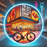 Uma bicicleta iluminada por neon está em frente a uma loja com a placa "A Melhor Loja de Bicicletas de Xangai". Mesas e um horizonte iluminado de Xangai estão ao fundo.
