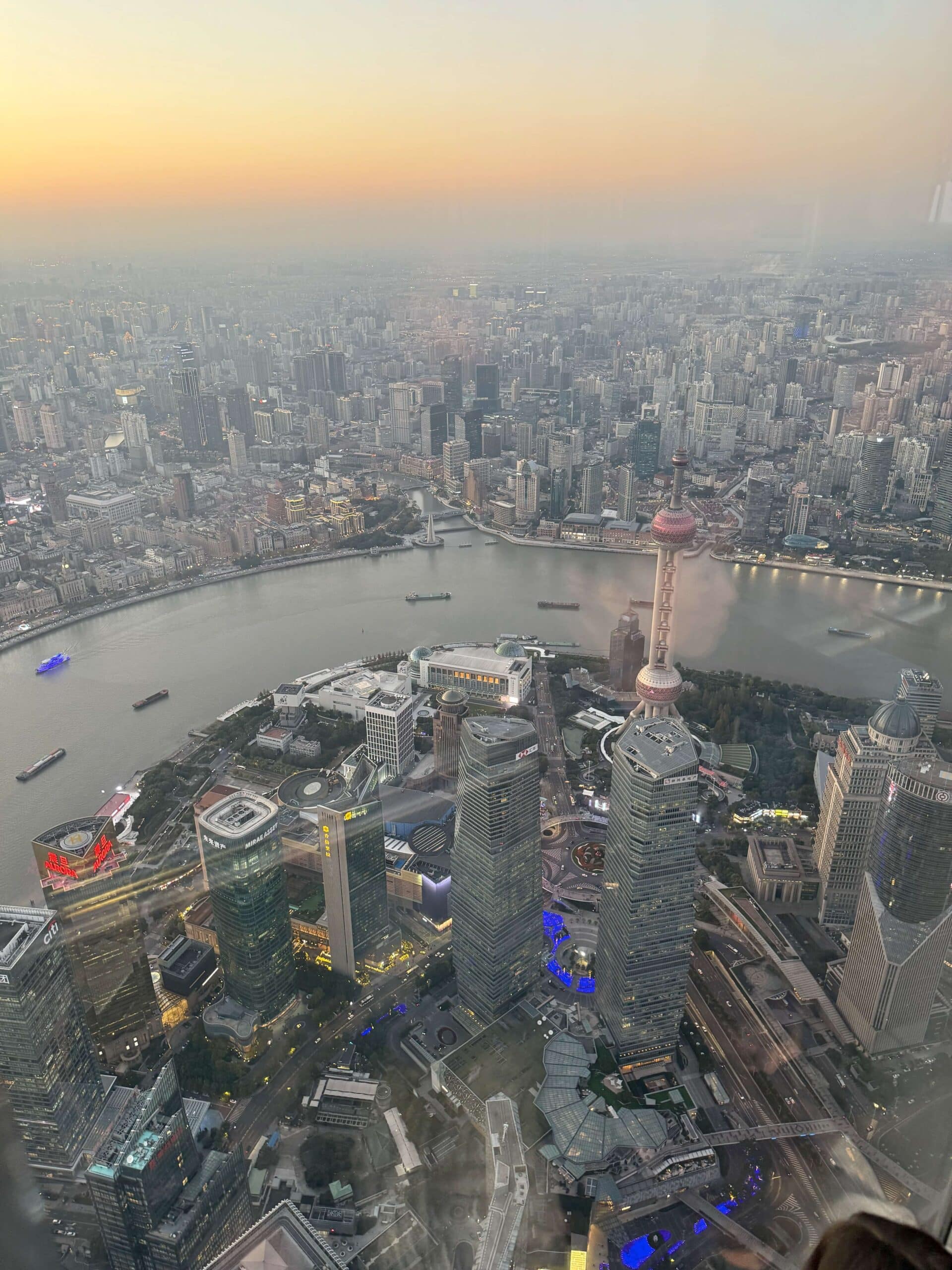 Equipe realizando pesquisa de fornecedores na China