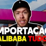 Imagem de um homem com boné preto falando sobre importação, com um fundo de contêineres coloridos. O texto na imagem destaca "IMPORTAÇÃO. ALIBABA TUDO!" em branco, amarelo e vermelho, sugerindo um guia completo sobre como importar da Alibaba.
