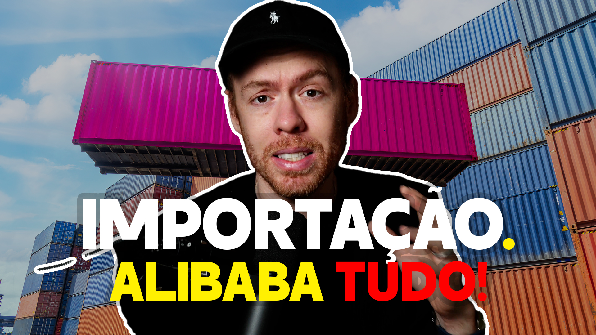 Imagem de um homem com boné preto falando sobre importação, com um fundo de contêineres coloridos. O texto na imagem destaca "IMPORTAÇÃO. ALIBABA TUDO!" em branco, amarelo e vermelho, sugerindo um guia completo sobre como importar da Alibaba.