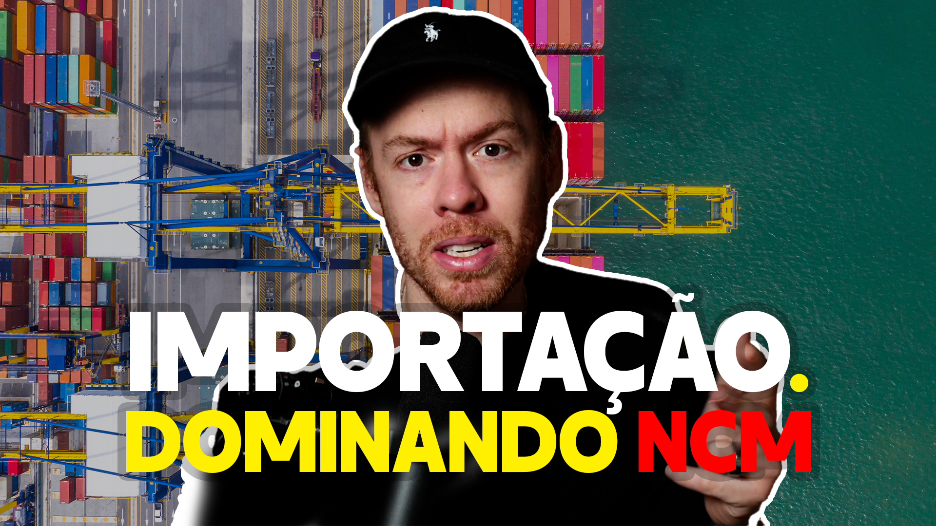 Imagem de um homem com boné preto explicando sobre importação, com um fundo aéreo de um porto cheio de contêineres e um guindaste azul e amarelo. O texto na imagem diz "IMPORTAÇÃO. DOMINANDO NCM", indicando um guia sobre a classificação de mercadorias na importação.