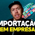 Imagem de um homem com boné preto explicando sobre importação, com um fundo de um navio cargueiro no oceano. O texto "IMPORTAÇÃO. SEM EMPRESAS" sugere um conteúdo sobre importação sem a necessidade de possuir uma empresa formalizada.