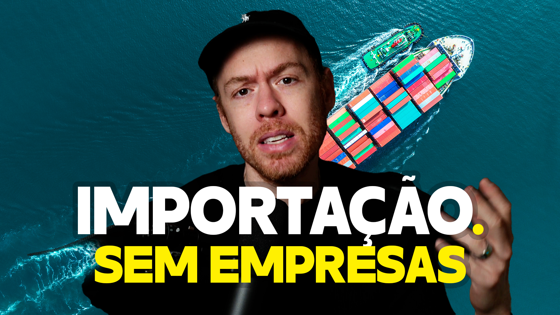 Imagem de um homem com boné preto explicando sobre importação, com um fundo de um navio cargueiro no oceano. O texto "IMPORTAÇÃO. SEM EMPRESAS" sugere um conteúdo sobre importação sem a necessidade de possuir uma empresa formalizada.