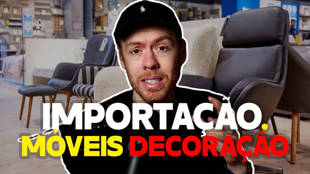 Imagem de um homem com boné preto falando sobre importação, com um fundo de uma loja de móveis e decoração. O texto "IMPORTAÇÃO. MÓVEIS DECORAÇÃO" sugere um guia para importar móveis e itens decorativos.