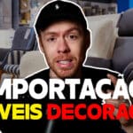 Imagem de um homem com boné preto falando sobre importação, com um fundo de uma loja de móveis e decoração. O texto "IMPORTAÇÃO. MÓVEIS DECORAÇÃO" sugere um guia para importar móveis e itens decorativos.