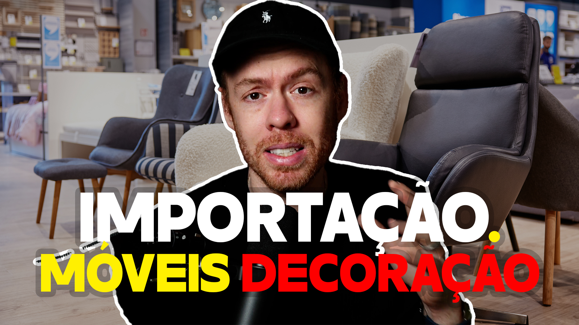 Imagem de um homem com boné preto falando sobre importação, com um fundo de uma loja de móveis e decoração. O texto "IMPORTAÇÃO. MÓVEIS DECORAÇÃO" sugere um guia para importar móveis e itens decorativos.