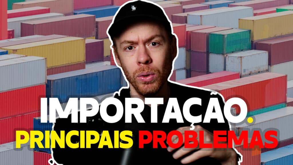 Imagem de um homem com boné preto discutindo problemas na importação, com um fundo de contêineres empilhados em um porto. O texto "IMPORTAÇÃO. PRINCIPAIS PROBLEMAS" indica uma abordagem sobre desafios e dificuldades no processo de importação.