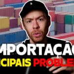 Imagem de um homem com boné preto discutindo problemas na importação, com um fundo de contêineres empilhados em um porto. O texto "IMPORTAÇÃO. PRINCIPAIS PROBLEMAS" indica uma abordagem sobre desafios e dificuldades no processo de importação.