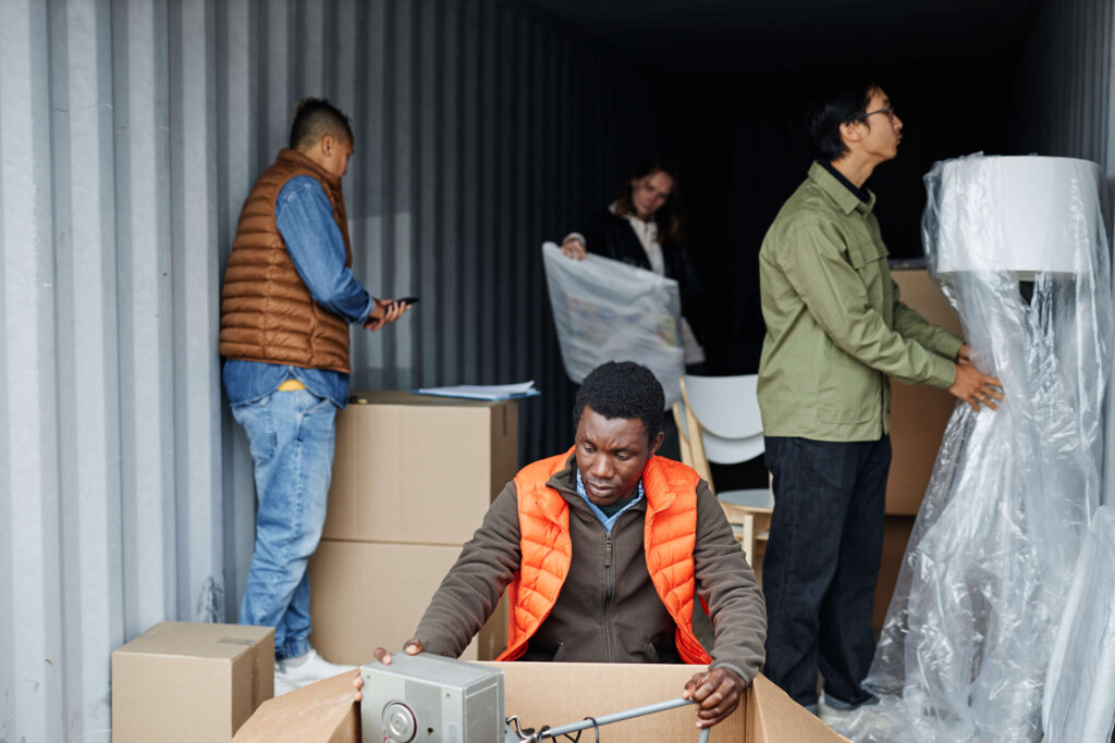 Empresários visitando uma feira de fornecedores de móveis na China em busca de parcerias confiáveis.