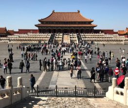 (product) Excursão privada de um dia a Pequim Turistas chegando para visitar templo na China