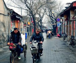 (product) City Tour Privado de 1 Dia em Pequim Homens andando de bicicleta em Cidade da China