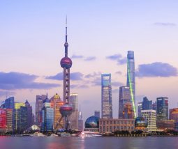 (product) Excursão Privada de 1 Dia em Xangai Cidade da China iluminada a noite com seus grandiosos edifícios 