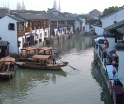 (product) Excursão Clássica Privada De 2 Dias Em Xangai Casas e barcos na beira do rio na China