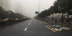 Ruas da China em dia de chuva