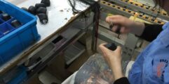 Produção e costura em peças feitas de couro 